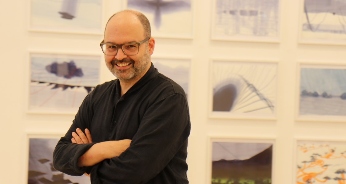 Portrait Klaus Lomnitzers in seiner Ausstellung "überunter maulwurfshügeln" im Kunstmuseum, 2022