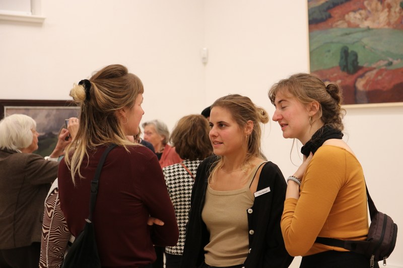 Drei Besucherinnen im Gespräch während der Vernissage der Ausstellung "Die Landschaft Ubbelohdes - hier und jetzt"