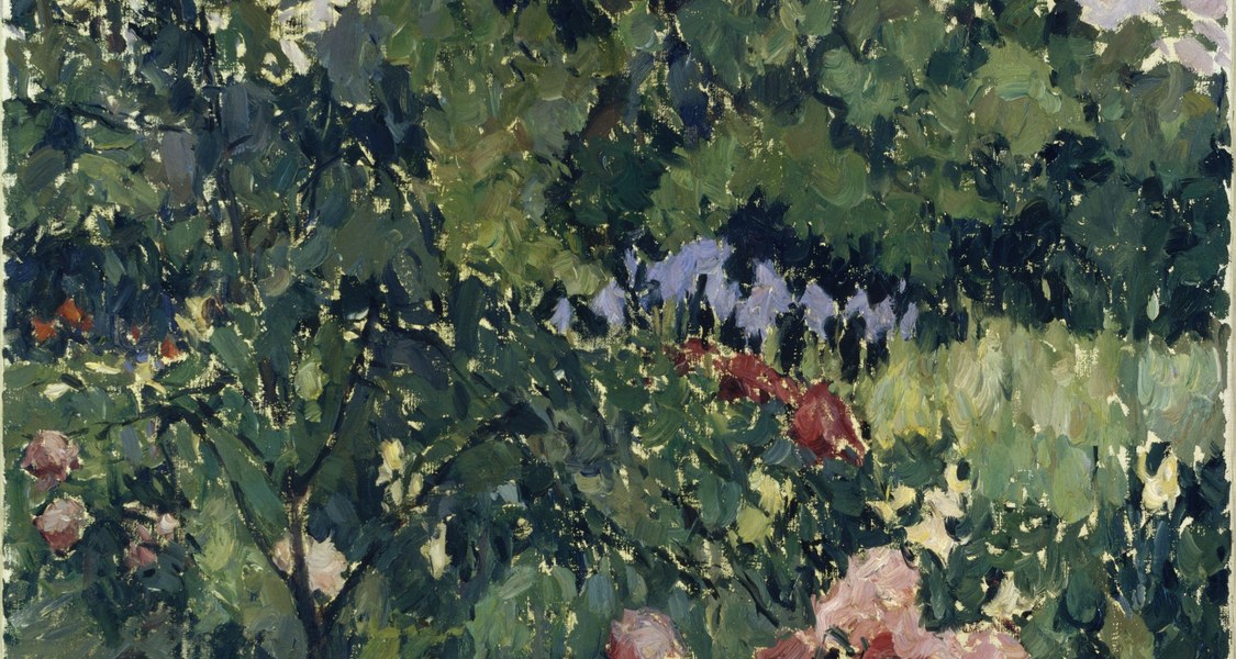 Das Bild zeigt eine lebendige Gartenszene, dominiert von üppigem Grün großer Bäume und Sträucher. Im Vordergrund sind rosafarbene und rote Blumen zu sehen, wahrscheinlich Rosen, die zwischen dem Laub hervorleuchten. Der Himmel im oberen Bereich ist mit hellen, wolkigen Pinselstrichen dargestellt, die auf eine dynamische oder sich verändernde Atmosphäre hindeuten. Der Malstil ist impressionistisch oder expressionistisch mit sichtbaren, kräftigen Pinselstrichen, die dem Werk eine Textur und Energie verleihen.