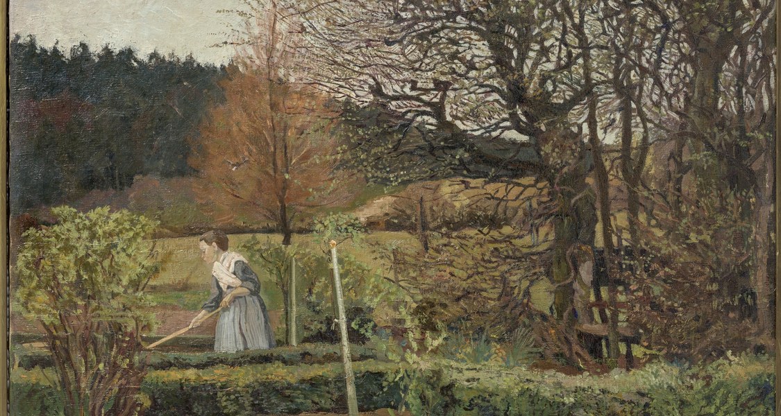 Das Gemälde zeigt eine Frau, die in einem Garten arbeitet. Sie steht vor einem niedrigen Busch und hält ein Werkzeug in den Händen, mit dem sie die Zweige bearbeitet. Sie trägt ein einfaches Kleid und eine Schürze. Im Hintergrund sind Bäume und eine dunkle Waldgrenze zu sehen. Der Himmel ist hell und bewölkt. Es ist ein sonniger Tag, aber die Bäume haben noch keine vollständigen Blätter, was auf den Frühling hindeutet.