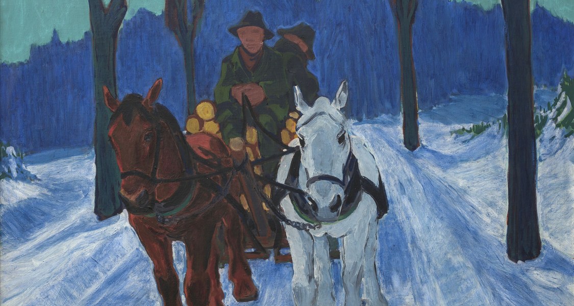 In winterlicher Landschaft wird ein mit Holzscheiten beladener Schlitten von zwei Pferden über eine schneebedeckte Straße gezogen. Obenauf sitzen zwei Männer mit Wintermänteln und Hüten