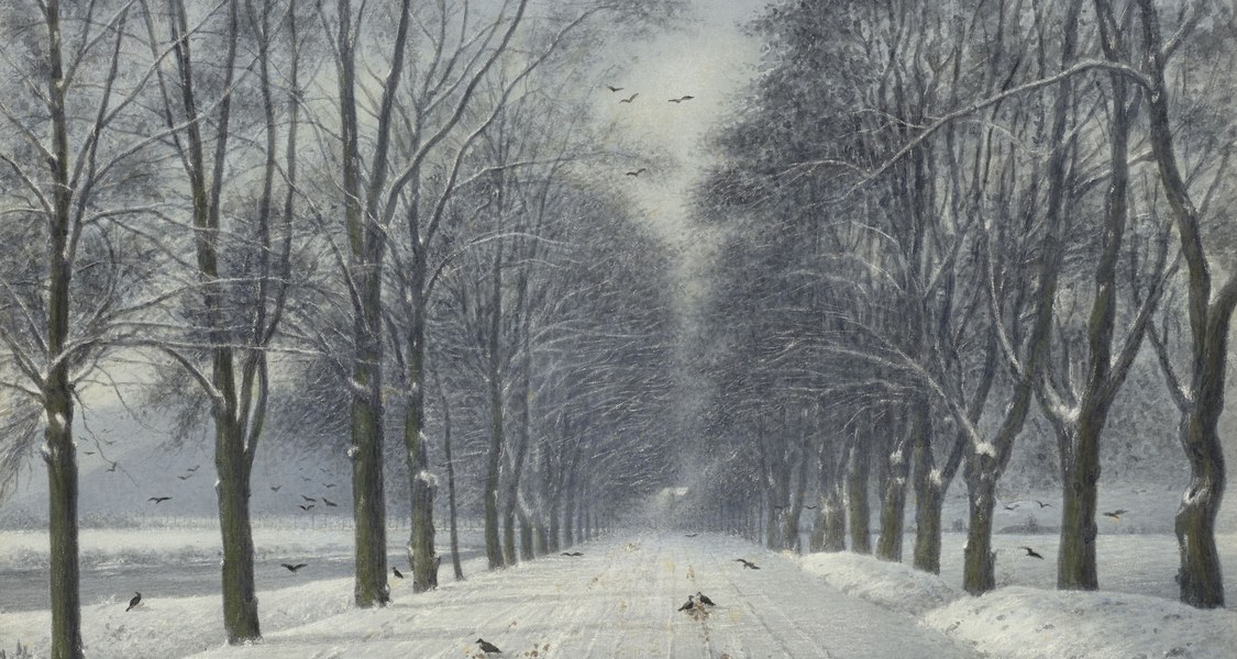 Friedrich Schürmanns Malerei "Die Gisselberger Straße in Marburg" aus dem Jahr 1911 zeigt eine lange, schneebedeckte Allee. Vögel sitzen auf der unbefahrenen Straße und fliegen in der Luft.