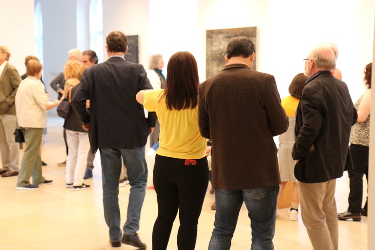 Gespanntes Warten der Museumsbesucher auf die Ausstellungseröffnung im Foyer des Kunstmuseums.