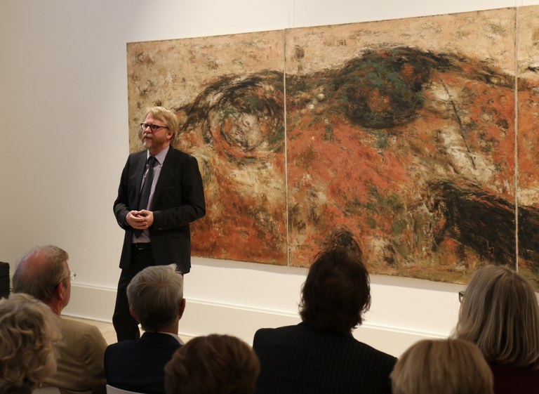 Museumsdirektor Dr. Christoph Otterbeck eröffnet die Ausstellung vor mehr als 80 Besuchern und dem mit Familie anwesenden Künstler.