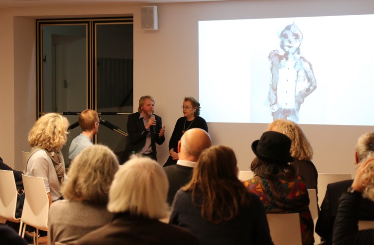 Im Brunnensaal des Museums sind Museumsdirektor Dr. Christoph Otterbeck und die Künstlerin Perihan Arpacilar vom Atelier Goldstein im Gespräch.