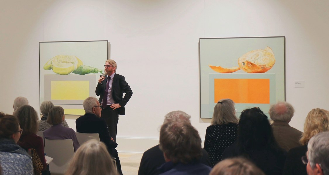 Dr. Christoph Otterbeck während der Eröffnungsrede zur Ausstellung „message of painting“ von Rolf Gith.