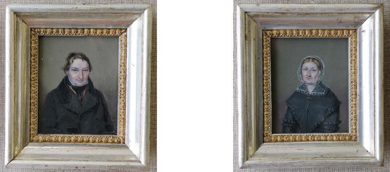 Halbfiguriges Bildnis eines Mannes mit dunkelblondem Haar im Hemd mit Kragen, das mit einem Tuch gebunden ist, darüber schwarzer Mantel. Halbfiguriges Bildnis einer dunkelgrau gekleideten Frau mit blondem Mittelscheitel und einer Tüllhaube. Der große, mit einer Rüsche gesäumte Schulterkragen wird von einer Goldbrosche mit roten Steinen zusammengehalten. Grauer Hintergrund.