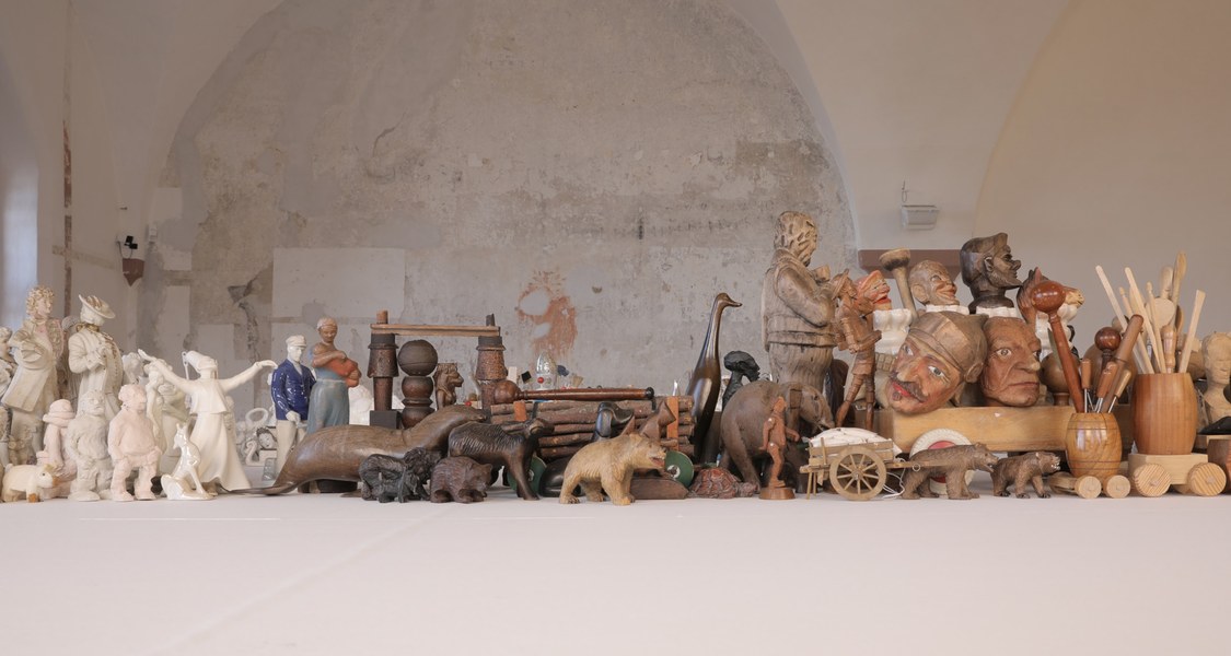 Viele verschiedene Figuren reihen sich lose zu einem Triumphzug. Sie sind nach Materialien sortiert.