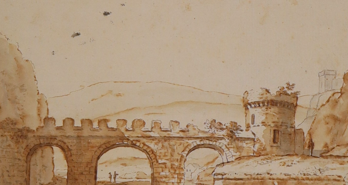 Das Bild zeigt eine alte Brücke mit Bögen, die über einen Weg führt. Links und rechts davon sind Felsen und Hügel. Auf den Felsen stehen Gebäude, die wie alte Burgen oder Türme aussehen. Unten im Bild gibt es ein kleines Haus mit mehreren Fenstern. Im Vordergrund und auf der Brücke sind kleine Figuren zu sehen, das sind Menschen.