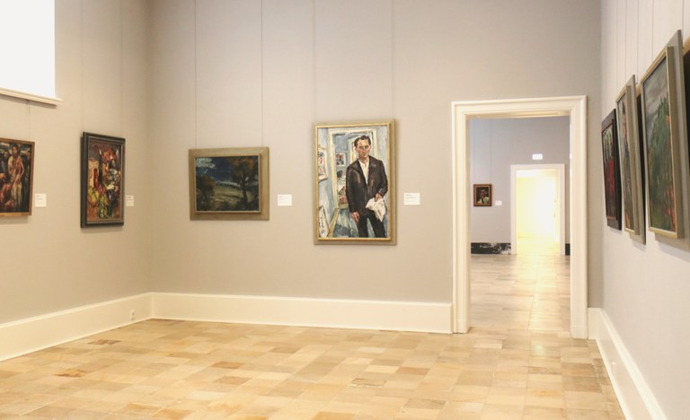 Zu sehen ist die Raumansicht der neu präsentierten Sammlung. Gezeigt werden Kunstwerke aus dem sogenannten "Expressiven Realismus"