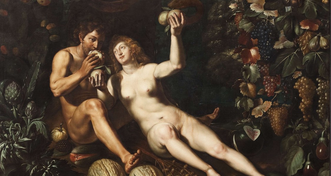 Adam und Eva umgeben von Früchten inmitten des Paradiesgartens; in lebensgroßer Darstellung.