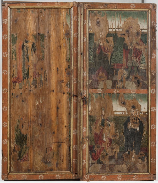 Die Außenseiten des Altars sind bemalt, wobei die linke Seite größtenteils zerstört ist. Auf der unteren rechten Flügelseite erkennt man schemenhaft zwei Frauengestalten und rechts oben zwei Jünglings- oder Männergestalten.