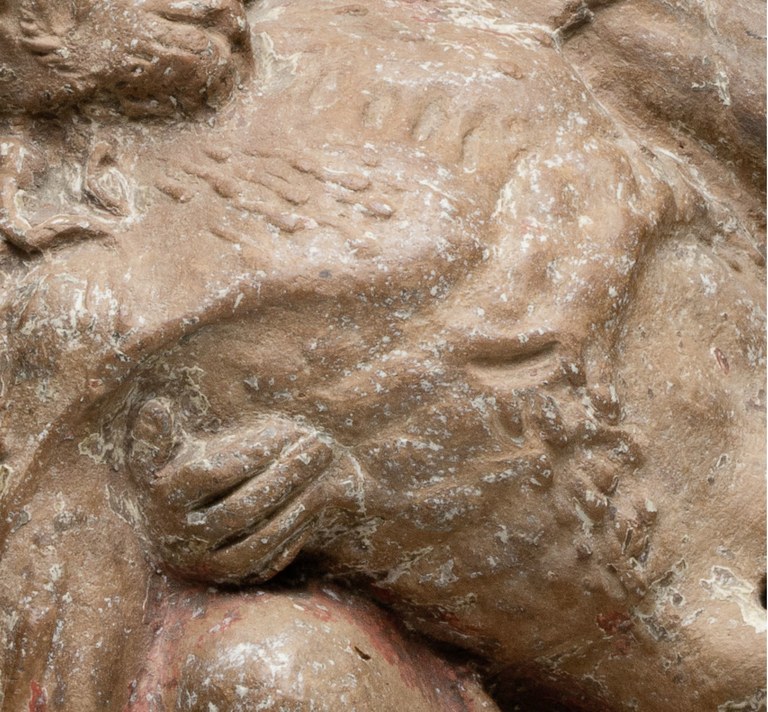 Oberkörper der Jesusfigur aus Ton mit Blutstropfen im Relief