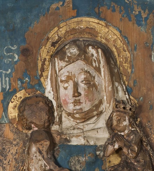 Das Detailbild zeigt den vergoldeten Heiligenschein der Anna Selbdritt.