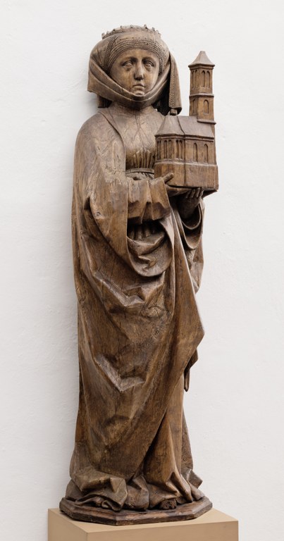 Lindenholzstatue der heiligen Elisabeth von Thüringen. Dargestellt ist die 132 cm hohe Skulptur mit einem Modell einer kleinen eintürmigen Kirche in ihren Händen.