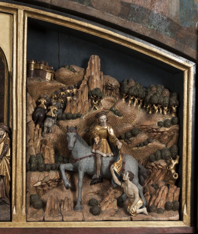 Die bemalte und teilvergoldete Lindenholzskulptur zeigt die Mantelteilung des Heiligen Martin dem ihm zu Füßen knienden Bettler gegenüber. Die Skulptur ist in einen Altar der Marburger Elisabethkirche eingebettet.