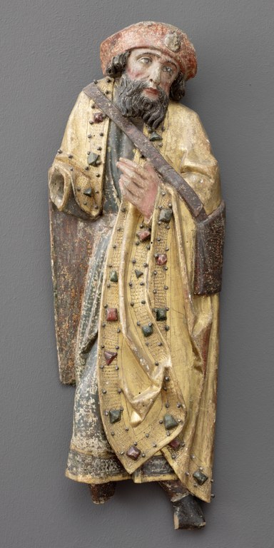 Holzskulptur des heiligen Jakobus dem Älteren mit Pilgerhut, umgehängter Tasche und goldenem Mantel mit Verzierungen aus Niedersachsen im Zeitraum um 1520.