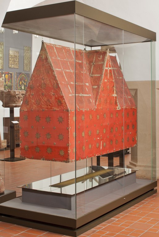 Hülle des Elisabethschreins, gehängt in der Vitrine im Landgrafenschloss Marburg