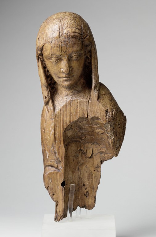 Sakrale Lindenholzskulptur des Kopfes einer jugendlichen Frauenfigur mit schulterlangem Kopftuch, möglicherweise Maria, aus Hessen im Zeitraum um 1300.