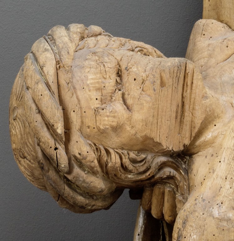 Kopf der Jesusfigur der Pietà aus Nentershausen mit starken Abtragungen des Holzes.