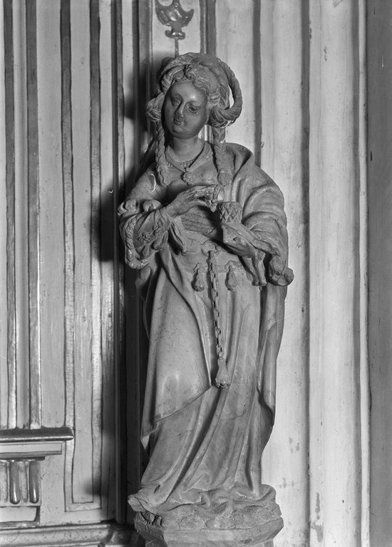Altarskulptur einer Frau mit geflochtenem Haar (Frontalansicht), Kopf und Blick leicht nach links unten geneigt. Sie hält ein geöffnetes Salbgefäß auf der rechten Seite über der Hüfte und trägt einen Mantel.