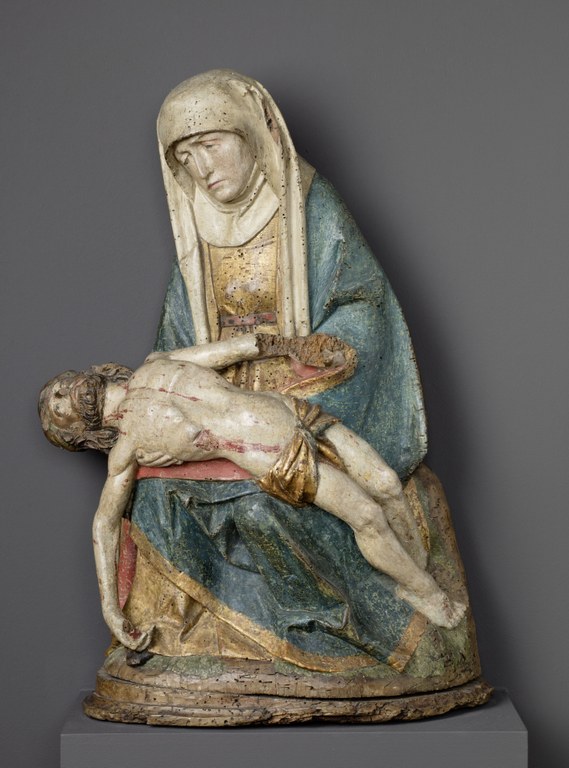 Auf einer Rasenbank sitzende Maria, den Leichnam Christi im Schoß haltend.