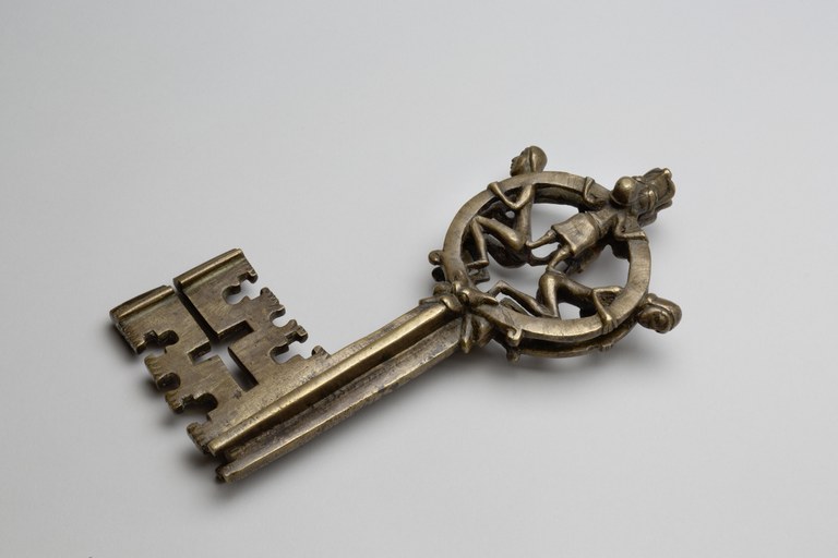 Mit Figuren verzierter Prunkschlüssel aus Bronze.