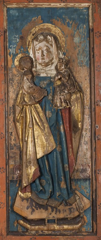Relieffigur der heiligen Anna Selbdritt mit ihrer Tochter Maria und dem Jesuskind auf dem Arm auf dem rechten Altarflügel.