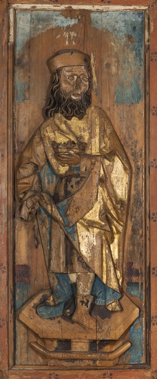Relieffigur eines bärtigen Heiligen mit einer Krone in der Hand auf dem linken Altarflügel.