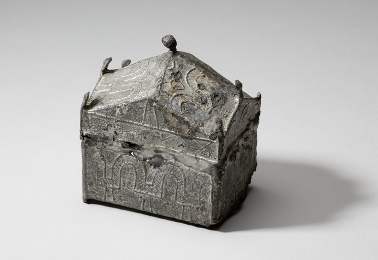 Zinnkästchen zur Aufbewahrung von Reliquien aus dem zwölften Jahrhundert.