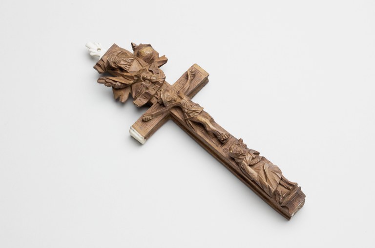 Kruzifix mit Fach für Reliquien aus Holz aus dem achtzehnten Jahrhundert.