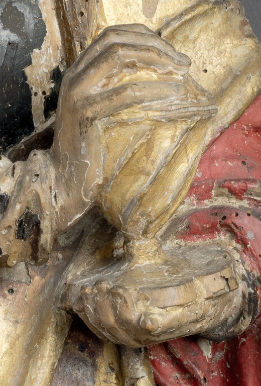 Detailaufnahme des Salbgefäßes, die rechte Hand der Figur stützt das Gefäß von unten, während die linke Hand das Gefäß oben verschlossen hält.