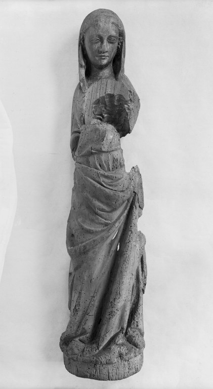 Sakrale Lindenholzskulptur einer stehenden, in Gewand und Mantel gekleideten jungen Frauenfigur, möglicherweise Maria, aus Hessen im Zeitraum um 1300.