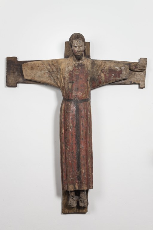 Kruzifix mit triumphierendem Christus aus Exten, mit langem, rotem Gewand bekleidet.