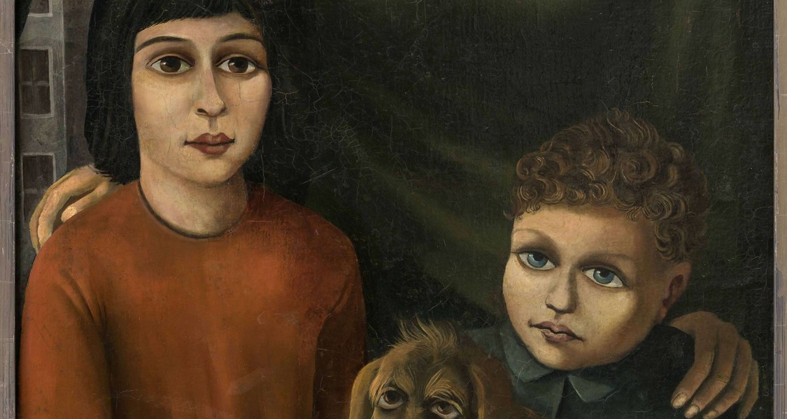 Im Kunstwerk sind vier Figuren zu sehen: eine Frau, die hinter zwei Kindern steht sowie ein kleiner Hund. Es handelt sich um ein Familienporträt, in dem die Dargestellten frontal dargestellt sind.
