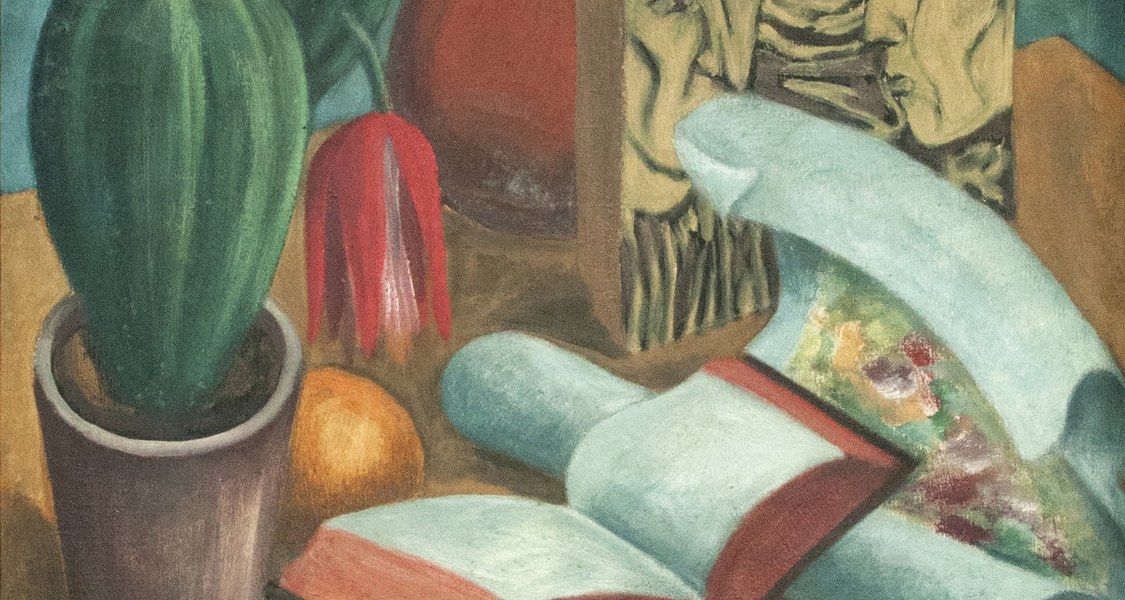 Gottfried Diehl versammelt hier einige wenige Gegenstände auf einem Schreibtisch, darunter ein offenes Buch, einen blühenden Kaktus und eine versteckte Orange. Gleich zwei Kunstwerke sind auf der Tischplatte platziert, eine Druckplatte eines expressionistischen Holzschnitts und ein Papierrolle mit zarten impressionistischen Formen.