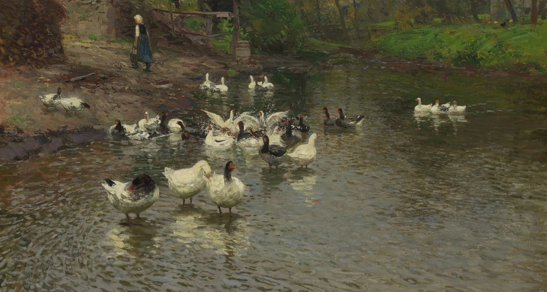 Das Gemälde zeigt eine Ansammlung Gänse, die sich auf einem Gewässer tummeln. Gesäumt wird der Teich von satten, grünen Wiesenhängen, Stall, Bäumen und Büschen.