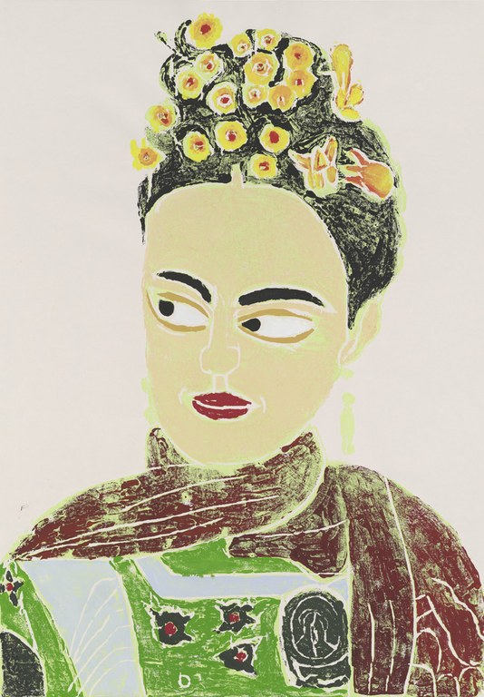 Überlebensgroßes Porträt der Künstlerin Frida Kahlo. Frida trägt ein grünes, gemustertes Oberteil und einen rot-braunen Schal. Das mit gelb-roten Blumen übersäte Haar ist zum hohen Kranz festgesteckt.