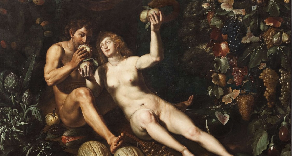 Adam und Eva umgeben von Früchten inmitten des Paradiesgartens; in lebensgroßer Darstellung.