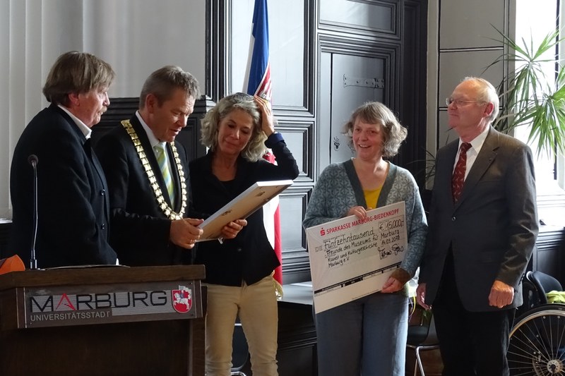 Der Vorstand der Museumsfreunde bei der Überreichung der Zuwendung des Jürgen-Markus-Preises. Hier zu sehen mit dem Oberbürgermeister Dr. Thomas Spies.