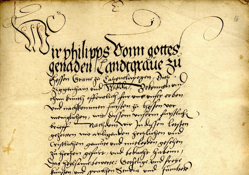 Auf einem vergilbten Papier stehen Namen und Worte mit schwarzer Tinte in alter Schrift geschrieben.