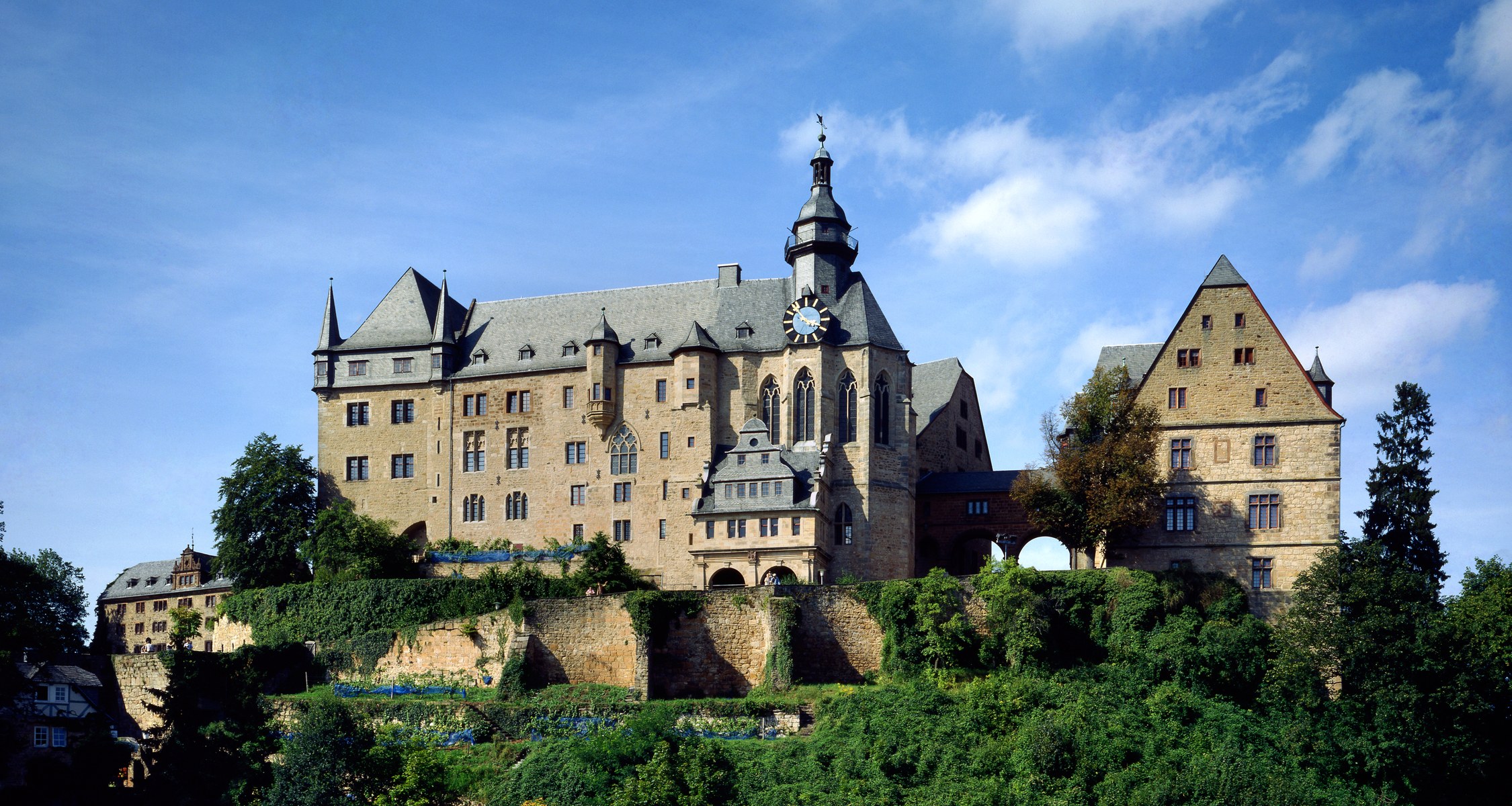 Gezeigt werden die drei Ausstellungsteile im Rathaus, dem Markt 23 und dem Landgrafenschloss.