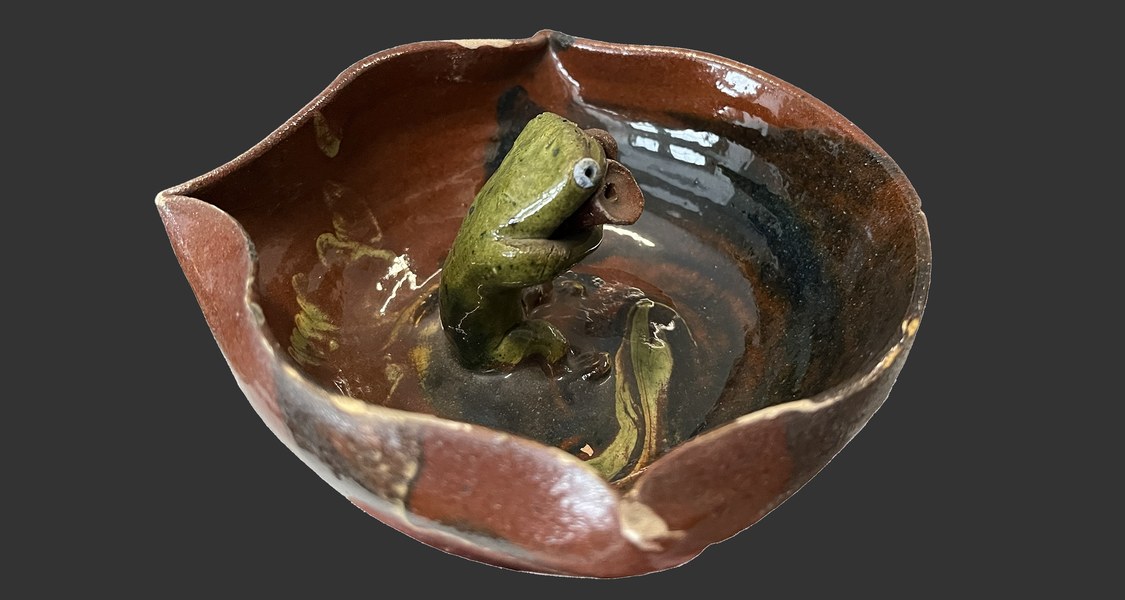 Keramikschale mit Blasinstrument spielendem Frosch