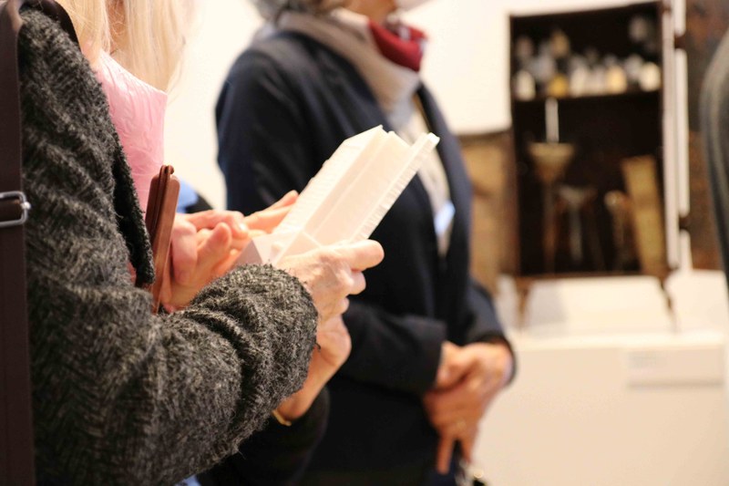 Eine Person hält ein Tastobjekt des Kunstmuseums in den Händen.