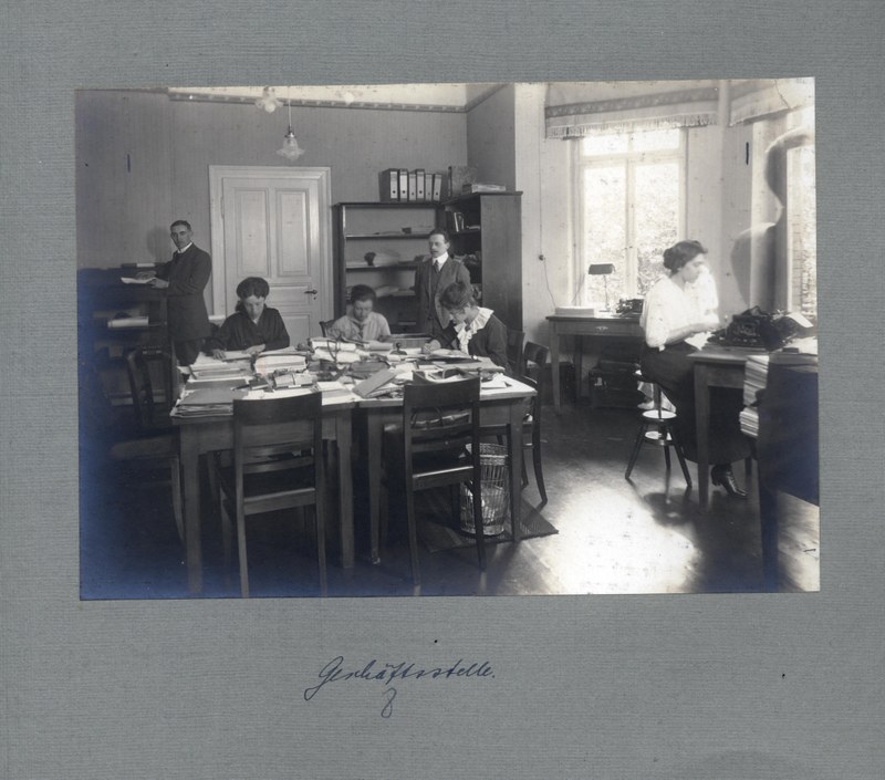 Geschäftsstelle der blista in der Wörthstrasse 1918, 4 Frauen an Schreibtischen, 2 Männer stehend