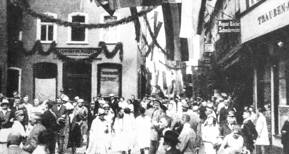 Marburg: Festzug während der 400 Jahr Feier der Universität Marburg, 1927 Ecke Wettergasse / Marktgasse