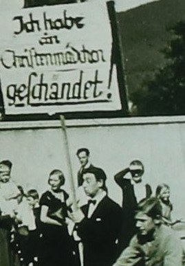 Das Foto zeigt, wie die SA den Marburger Mediziner Jakob Spier (mit Schild) am Rudolphsplatz vorbei in Richtung Marktplatz geleitet
