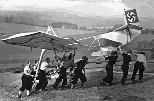 Segelflugausbildung der Turnlehrerinnen am Flugplatz Hasenkopf in Marburg nach 1937