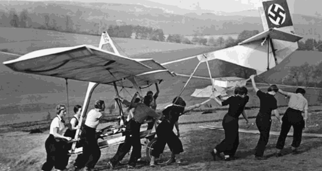 Segelflugausbildung der Turnlehrerinnen am Flugplatz Hasenkopf in Marburg nach 1937