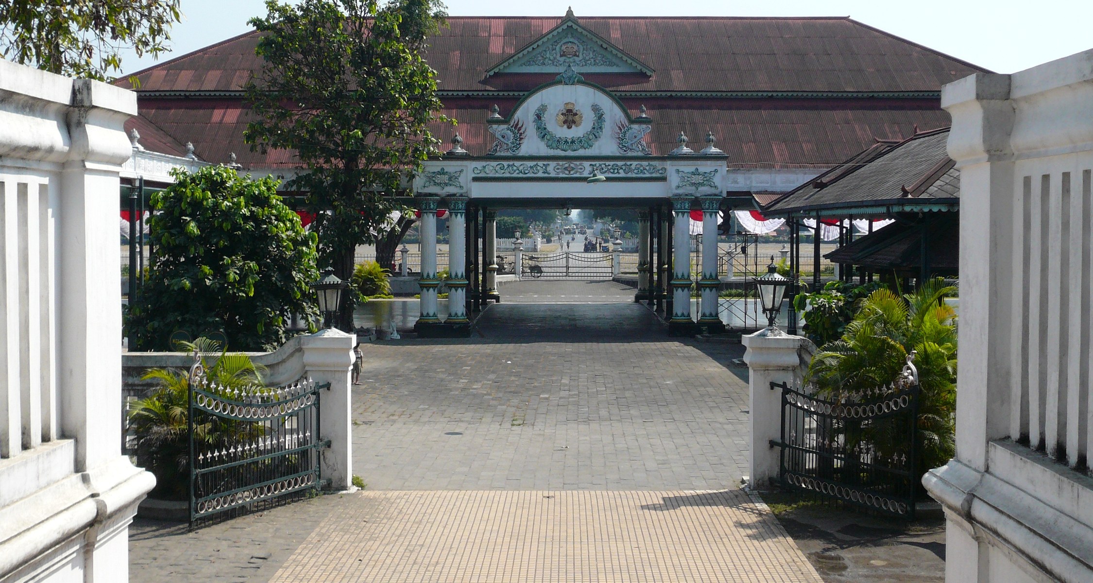 Das Video wurde von Dr. Susanne Rodemeier in Yogyakarta aufgenommen, während Sekaten 2010. Das ist ein jährliches Fest, das den Kraton und die zugehörige Moschee verbindet und jedes Jahr zur Erinnerung an den Geburtstag des Propheten Mohammed gefeiert wird. Die Gamelan-Aufnahme entstand während dieses Festes, als die Instrumente aus dem Kraton zur Moschee gebracht worden waren und dort 7 Tage lang gespielt wurden.